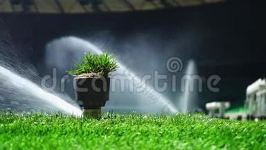 足球或足球场灌溉系统的自动浇草.. 原始的声音。